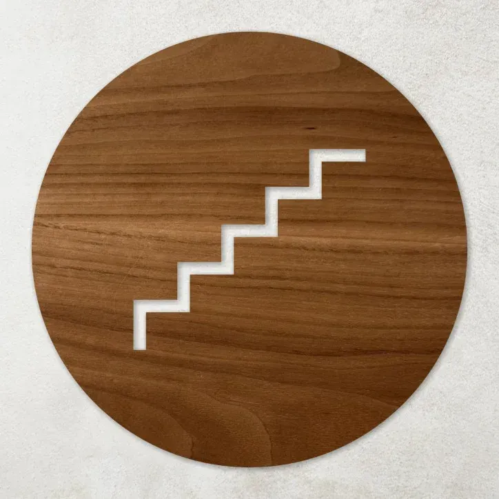 plaque-ronde-en-bois-avec-pictogramme-escalier-evide
