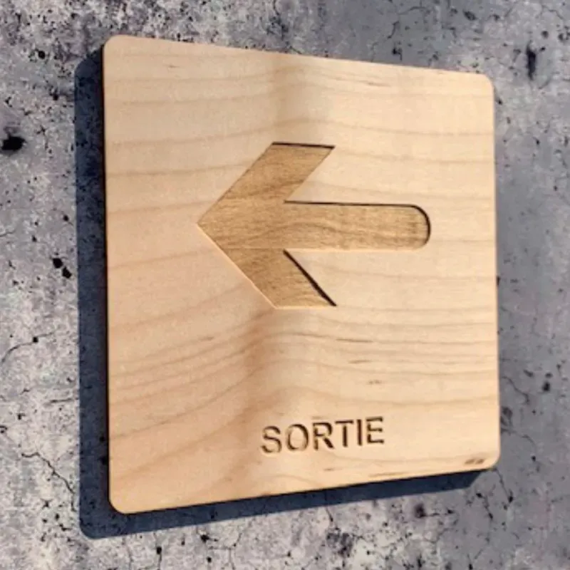 SIG-004-panneau-de-sortie-en-bois